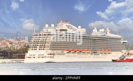 Königliche Prinzessin, riesiges Kreuzfahrtschiff, angelegt in Galataport, Bosporus Ditrict, Karakoy, Istanbul, Türkei Stockfoto