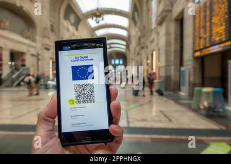 Frau zeigt auf dem Smartphone das EU Digital Covid Zertifikat. Stockfoto