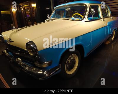 Goynuk, Türkei - 20. September 2022: Zweifarbiges Retro-Auto Volga GAZ-21 Stockfoto