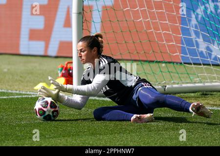 Wolfsburg, Deutschland, April 23. 2023: Torhüterin Sabrina D'Angelo (14 Arsenal) während des Aufwärmens vor dem Viertelfinale der UEFA Womens Champions League zwischen VFL Wolfsburg und dem FC Arsenal in der Volkswagen Arena in Wolfsburg. (Daniela Porcelli/SPP) Stockfoto