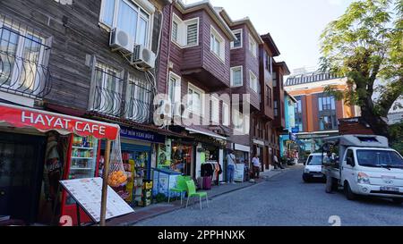 Istanbul, Türkei - 15. September 2022: Restaurant in der alten Straße in Istanbul mit vielen Cafés. Stockfoto