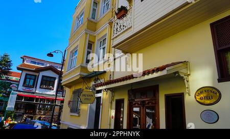 Istanbul, Türkei - 15. September 2022: Restaurant in der alten Straße in Istanbul mit vielen Cafés. Stockfoto