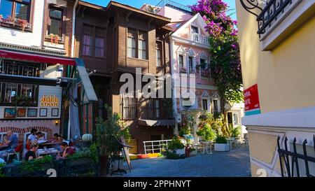 Istanbul, Türkei - 15. September 2022: Restaurant in der alten Straße in Istanbul mit vielen Cafés. Stockfoto