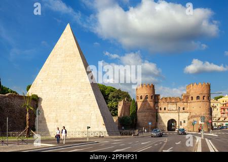 Die Pyramide von Caius Cestius und Porta San Paolo in Rom. Stockfoto