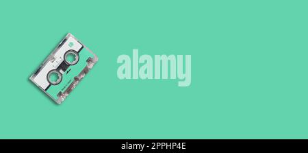 Mini-Kassette auf farbigem Hintergrund. Stockfoto
