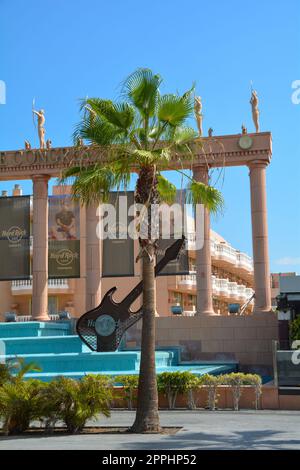 Hard Rock Cafe, Playa de la Americas, Teneriffa, Spanien 12. August 2022 - Außenansicht des Gebäudes mit Gitarre, Springbrunnen und einigen Bogenschützen Stockfoto