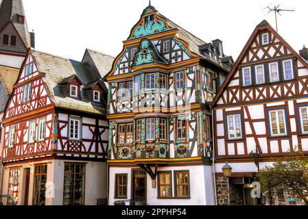 Die farbenfrohen Fassaden von drei Fachwerkhäusern stehen in einer Reihe in der historischen Altstadt von Idstein im Taunus, Hessen Stockfoto