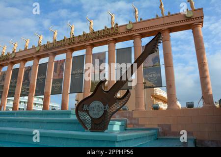 Hard Rock Cafe, Playa de la Americas, Teneriffa, Spanien, 12. August 2022 - Außenansicht des Gebäudes mit Gitarre, Springbrunnen und einigen Bogenschützen Stockfoto