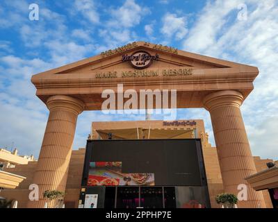 Hard Rock Cafe, Playa de la Americas, Teneriffa, Spanien 12. August 2022 - Schriftzug auf dem Dach des Gebäudes mit Großbildleinwand Stockfoto