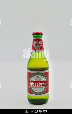 Eine Nahaufnahme einer Flasche Überbrau Premium Lager vor weißem Hintergrund Stockfoto