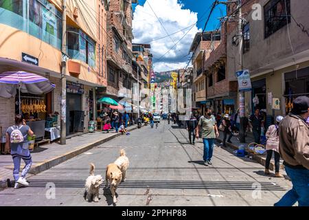 Huaraz, Peru - 15. September 2022: Straße einer südamerikanischen Stadt Stockfoto