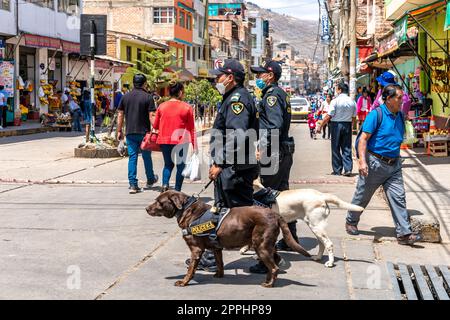 Huaraz, Peru - 15. September 2022: Straße einer südamerikanischen Stadt Stockfoto