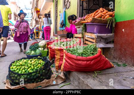 Huaraz, Peru - 15. September 2022: Straße einer südamerikanischen Stadt Stockfoto