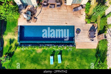 Pool von oben gesehen. Blick von oben auf die moderne Luxusvilla mit Swimmingpool. Unvergleichliche Luxus-Resortlandschaft, Resort-Hotel-Swimmingpool, Urlaubshintergrund Stockfoto