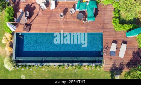 Pool von oben gesehen. Blick von oben auf die moderne Luxusvilla mit Swimmingpool. Unvergleichliche Luxus-Resortlandschaft, Resort-Hotel-Swimmingpool, Urlaubshintergrund Stockfoto