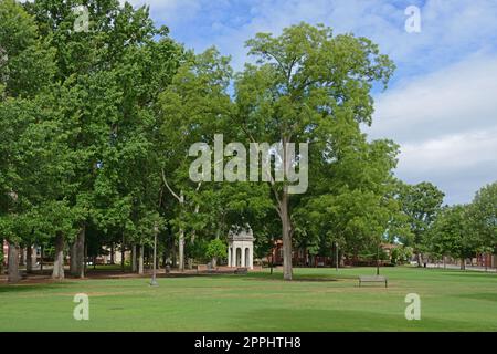 Park and Cupola (Pavillon) am westlichen Ende des Campus der East Carolina University (ECU), öffentliche Forschungsuniversität in Greenville, North Carolina Stockfoto