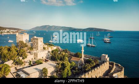 Schloss von St. Peter Bodrum Marina, Segelboote und Yachten in Bodrum, Türkei. Bild herunterladen Stockfoto