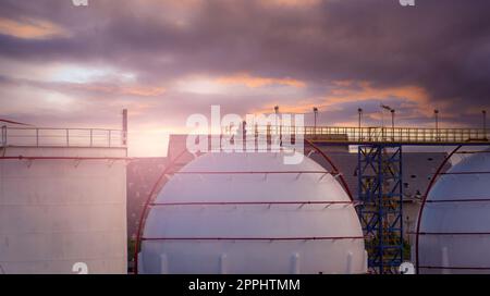 Industriegasspeichertank. LNG- oder Flüssiggastank. Energiepreiskrise. Gastank in der Erdölraffinerie. Energiekrise. Erdgasspeicherindustrie und weltweiter Verbrauch. Stockfoto