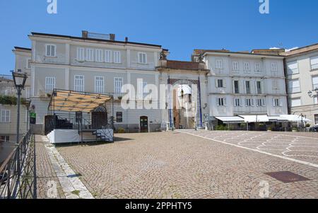 Atina, Frosinone, Italien - 10. August 2022: Die Porta dell'Assunta ist ein Eingang in die Altstadt. Stockfoto