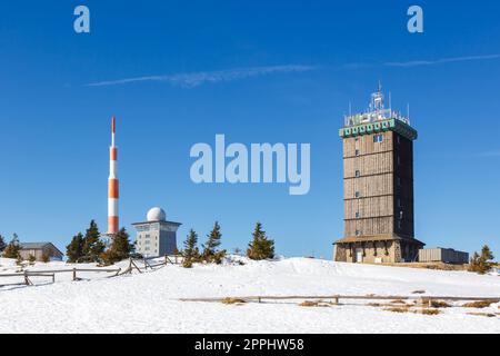Brocken Berggipfel in Harz mit Schnee im Winter in Deutschland Stockfoto