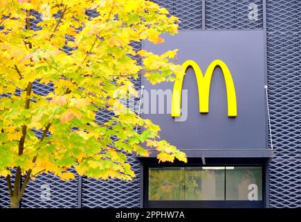 McDonalds Fast Food Restaurant Schild an der Wand Stockfoto