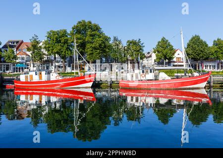 Hafen von WarnemÃ¼nde corniche Promenade mit Booten Städtereise in Rostock, Deutschland Stockfoto