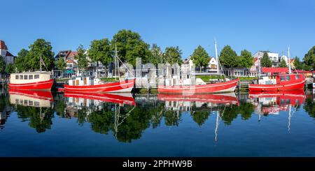 Hafen von WarnemÃ¼nde corniche Promenade mit Booten Stadt Reisen Sie durch das Panorama in Rostock, Deutschland Stockfoto