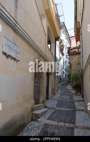 Atina, Frosinone, Italien - 10. August 2022: Via Samuele Pagano ist eine der engen Gassen in Atina. Stockfoto