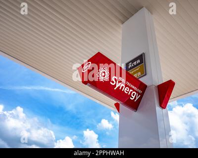 Thailand, Chonburi: In der Tankstelle, ESSO Marke, Esso Synergy Diesel Tankstelle Beschilderung, am 15. Oktober 2018 in Chonburi. Stockfoto