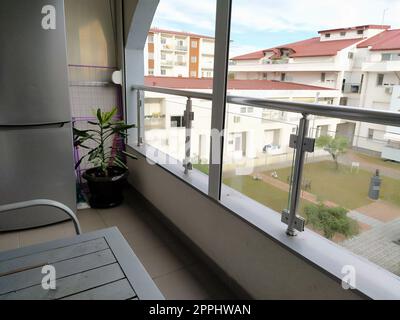 Banya Kovylyacha, Serbien, Loznica, 29. September 2022. Neue Wohnhäuser mit Wohnungen. Vermietungsunternehmen an einem Touristenort. Blick von der Terrasse auf den Innenhof Stockfoto