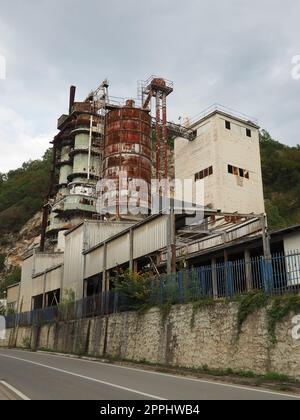 Mali Zvornik, Serbien, September 29 2022 Zementwerk, Mine Brasina. Industriearchitektur. Smog und Schmutzstaub Luftverschmutzung industrieller Hintergrund in einer Steinbruch- und Grabwerkstatt im Freien Stockfoto