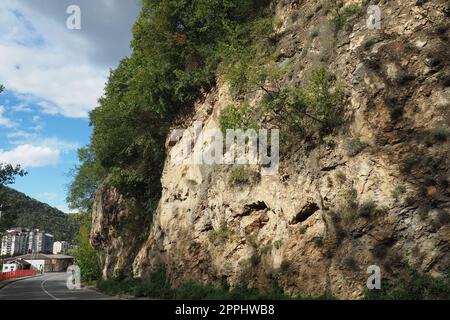 Gebirgskette in Mali Zvornik, Serbien, 29. September 2022 Brasina Antimondepot, Guchevo. Felsen über der Straße Stockfoto