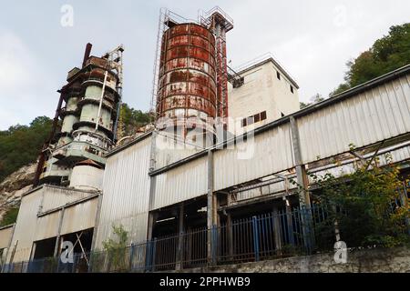 Mali Zvornik, Serbien, September 29 2022 Zementwerk, Mine Brasina. Industriearchitektur. Smog und Schmutzstaub Luftverschmutzung industrieller Hintergrund in einer Steinbruch- und Grabwerkstatt im Freien Stockfoto