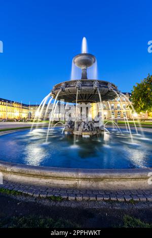 Stuttgarter Schlossplatz Neues Schloss mit Springbrunnen-Reiseporträt bei Nacht in Deutschland Stockfoto