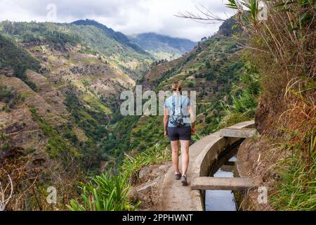 Junge Frau auf Wanderweg entlang Levada Nova Wandertour auf Madeira Island in Portugal Stockfoto
