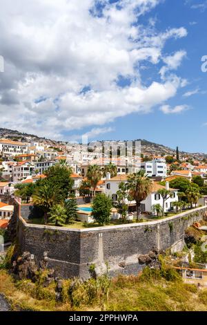 Blick auf die Hauptstadt Funchal im Porträtformat der Insel Madeira in Portugal Stockfoto