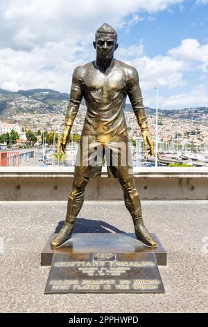 Statue von Cristiano Ronaldo im Porträtformat von Funchal auf Madeira in Portugal Stockfoto