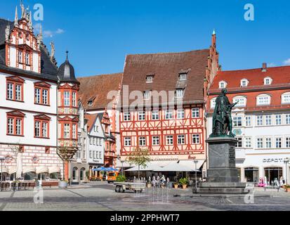 Leute auf dem historischen Marktplatz in Coburg Stockfoto