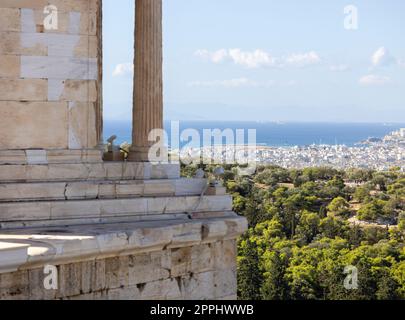 Tempel der Athena Nike und Luftblick auf die Stadt und das Meer mit Hafen von Piräus in der Ferne, Athen, Griechenland Stockfoto