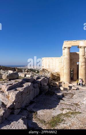 Touristengruppe vor der Propylaia, monumentalem zeremoniellen Tor zur Akropolis von Athen, Athen, Griechenland Stockfoto