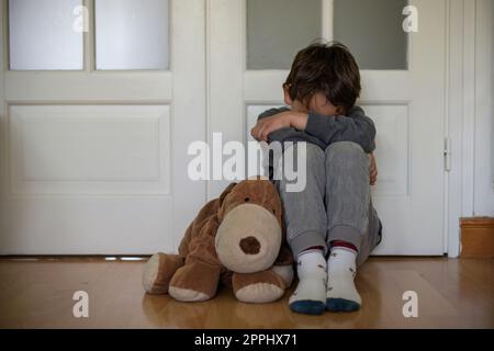 Betrachtung eines Kindesmisshandels in seinem Zimmer Stockfoto