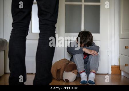 Betrachtung eines Kindesmisshandels in seinem Zimmer Stockfoto