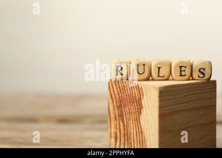 Wortregeln aus Würfeln mit Buchstaben auf Holzblock, Platz für Text Stockfoto