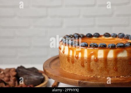 Köstlicher Käsekuchen mit Karamell und Blaubeeren, Nahaufnahme. Platz für Text Stockfoto