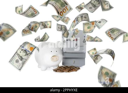 Stromzähler mit fliegenden Dollarscheine, Sparschwein und Münzen auf weißem Hintergrund. Rechnungen bezahlen Stockfoto