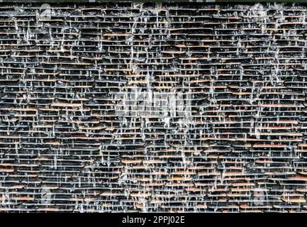 Detail eines dekorativen Wasserfalls im Garten Stockfoto