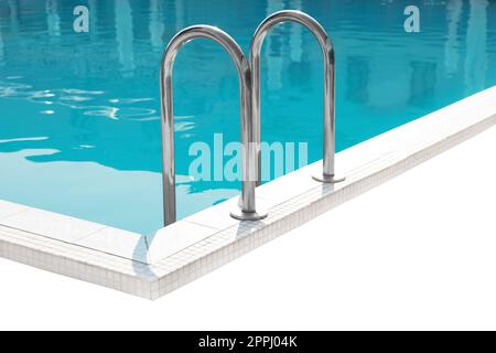 Moderner Swimmingpool mit Leiter isoliert auf weiß Stockfoto