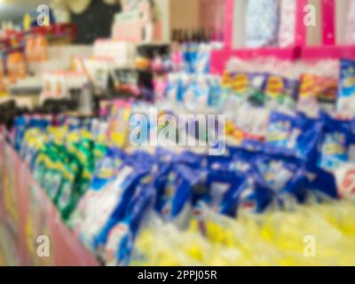 Verschwommene Regale, Waschpulver und Weichspüler in einem Supermarkt Stockfoto