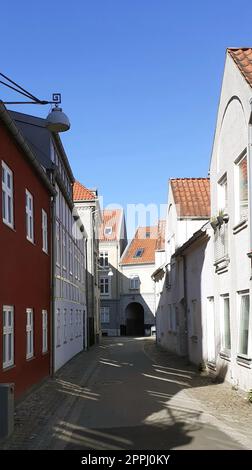 Morgenfoto von bunten Häusern in einer Gasse in der kleinen Stadt Aalborg, Dänemark Stockfoto