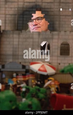 Hanau, Deutschland. 24. April 2023. Boris Rhein (CDU), Ministerpräsident von Hessen, steht hinter einem Playmobil-Diorama des Hambach-Festivals in einer Playmobil-Ausstellung, die 175 Jahre Frankfurts Paulskirche im Hanau History Museum in der Burg Philippsruhe feiert. Die Ausstellung zeigt die Geschichte der deutschen Demokratie in elf Dioramen, die aus Tausenden von Playmobil-Teilen bestehen. Kredit: Sebastian Christoph Gollnow/dpa/Alamy Live News Stockfoto